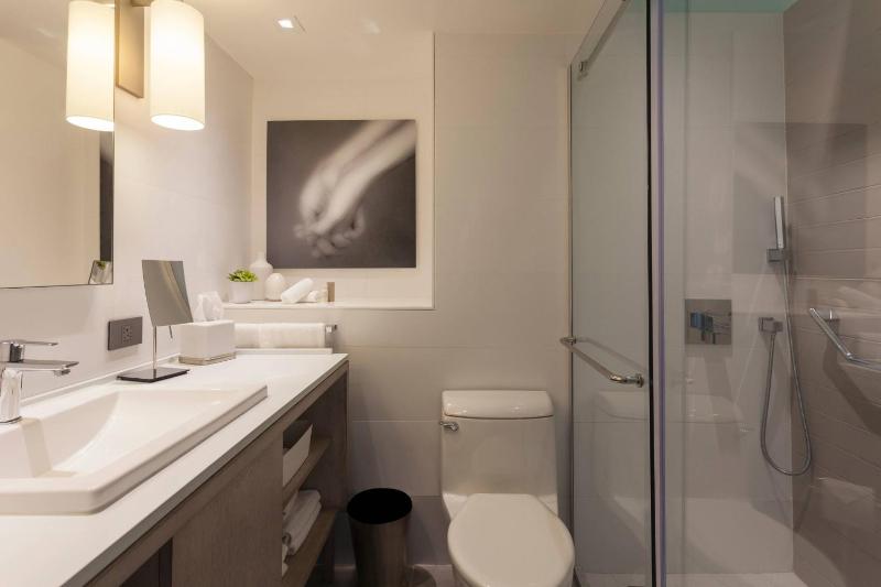 Deluxe Double Room with Two Double Beds and Ocean View image 4