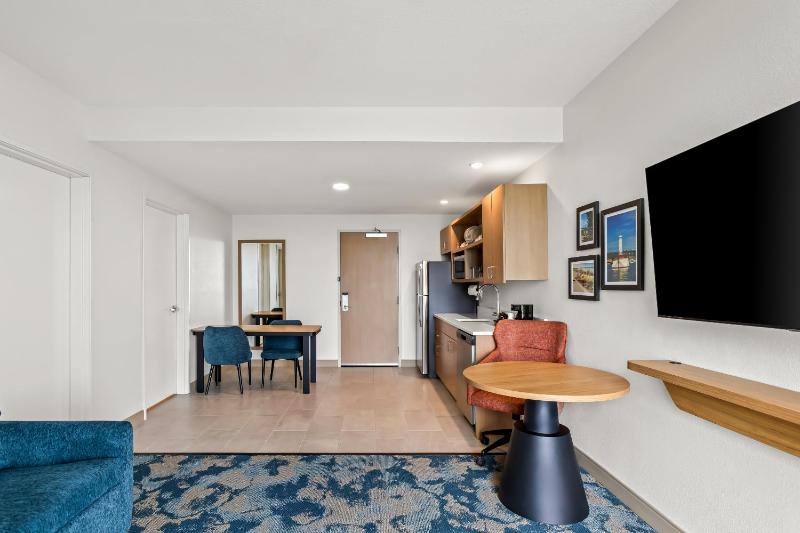 One-Bedroom King Suite with Lake View and Kitchenette image 4