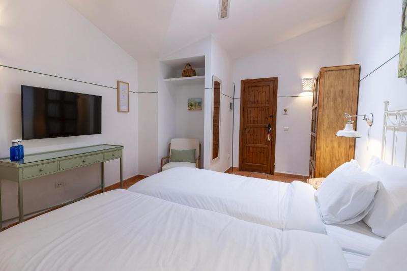 Superior Twin Room image 4