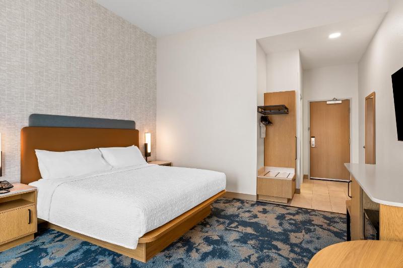 King Room with Balcony or Patio - Lake View image 2