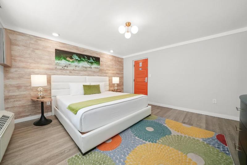 Two Bedroom Queen Suite image 3