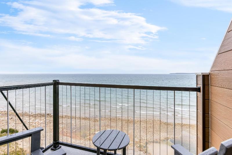 King Room with Balcony or Patio - Lake View image 1