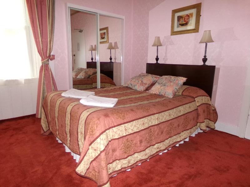 Double Room with Ensuite image 1