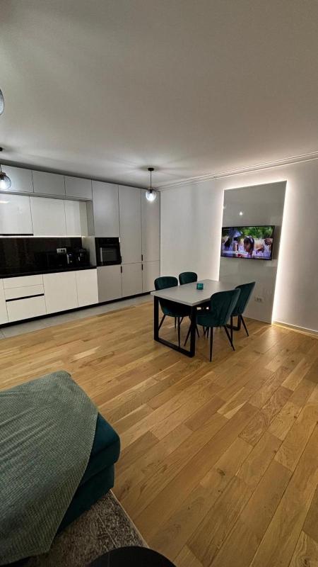 Monarch Luxury Apartment - image 3