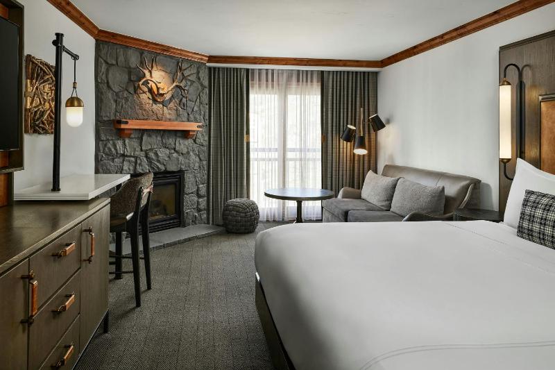Deluxe King Room with Fireplace image 2