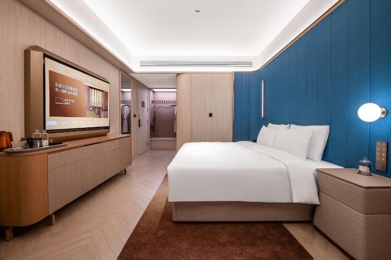 Crystal Hotel Qingdao The Mall of Splendors - image 2