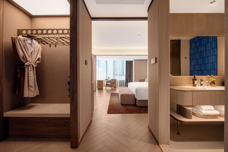 Crystal Hotel Qingdao The Mall of Splendors - image 39