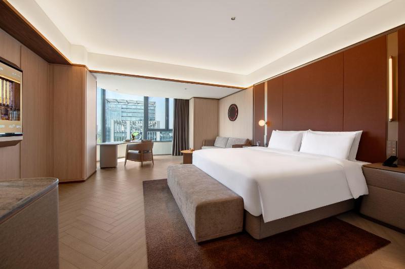 Crystal Hotel Qingdao The Mall of Splendors - image 44