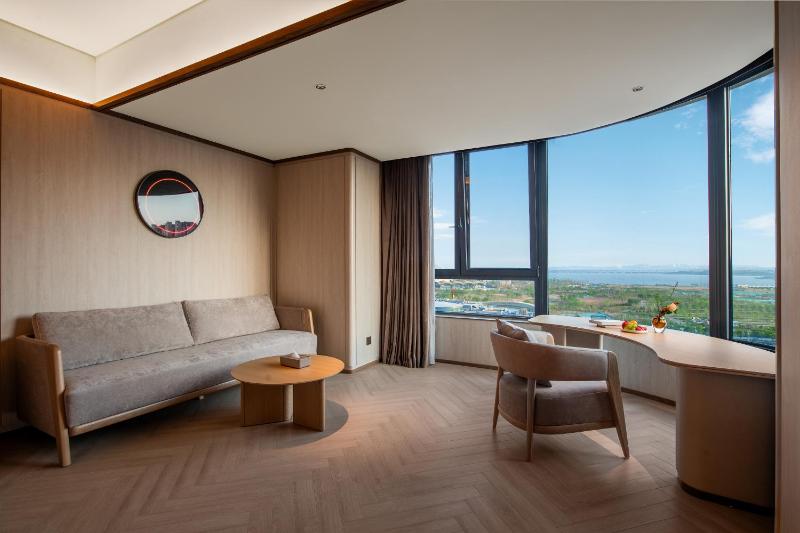 Crystal Hotel Qingdao The Mall of Splendors - image 16