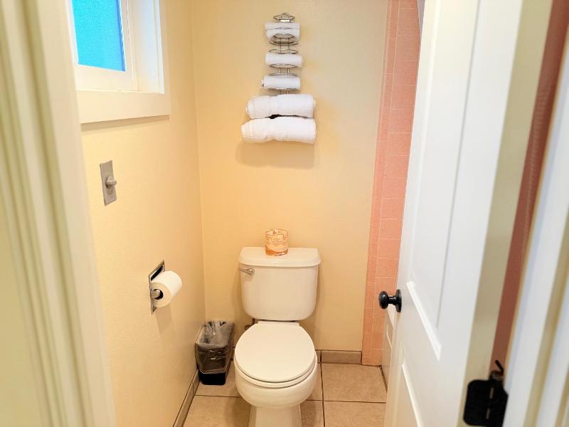 Queen Room - No Pets Allowed image 4