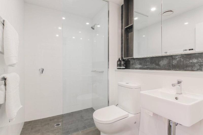 free parking great location 2 bds apt chatswood62 - image 3