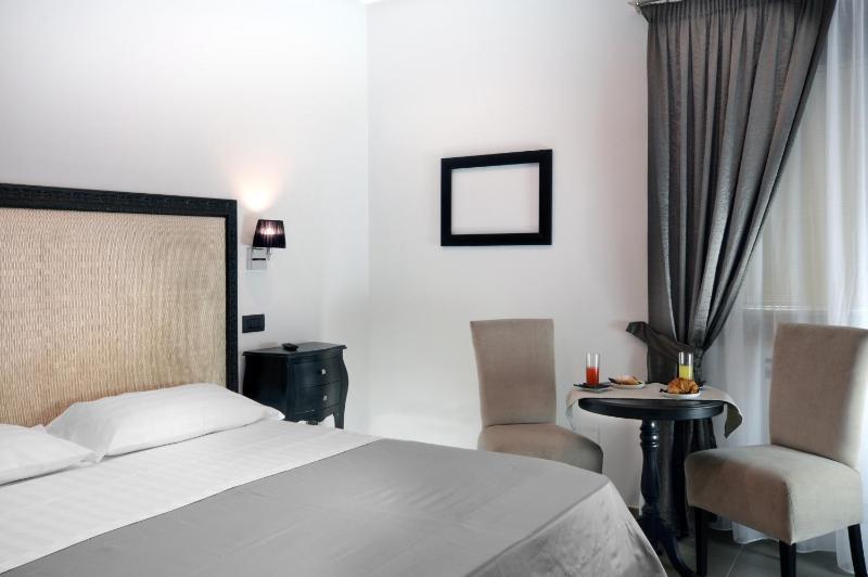 Standard Double Room image 4