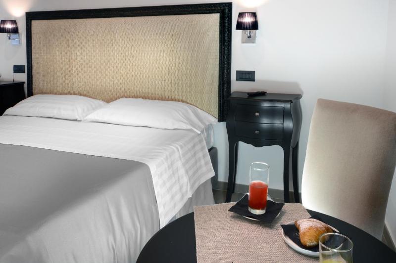 Standard Double Room image 3