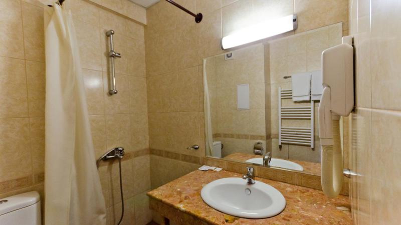 Standard Double Room image 4