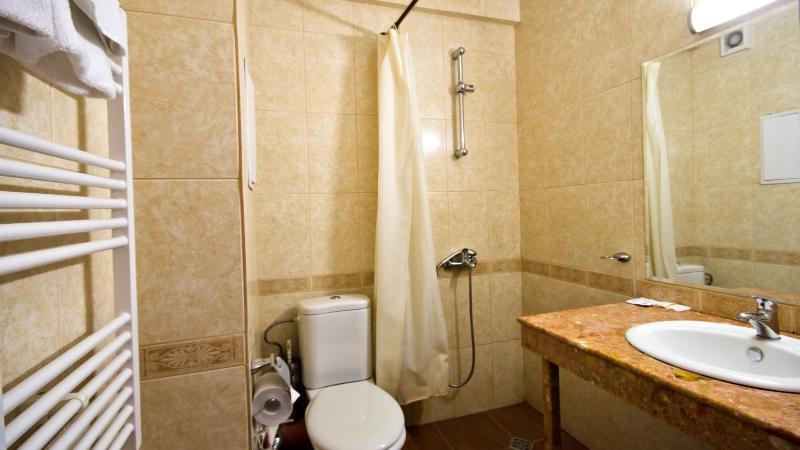 Standard Twin Room image 4