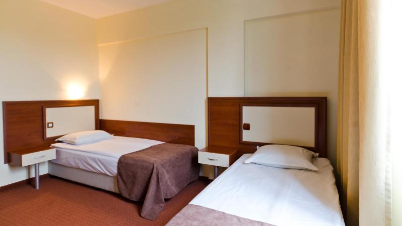 Standard Twin Room image 3