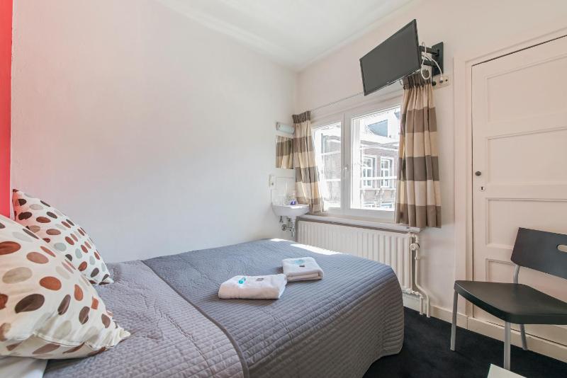Budget Double Room with Shared Bathroom image 3