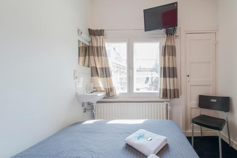 Budget Double Room with Shared Bathroom image 2