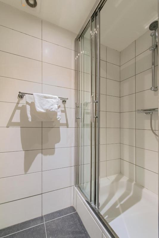 Budget Double Room with Shared Bathroom image 4