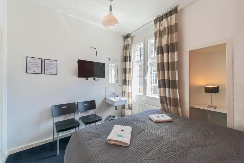 Standard Double Room with Shared Bathroom image 4