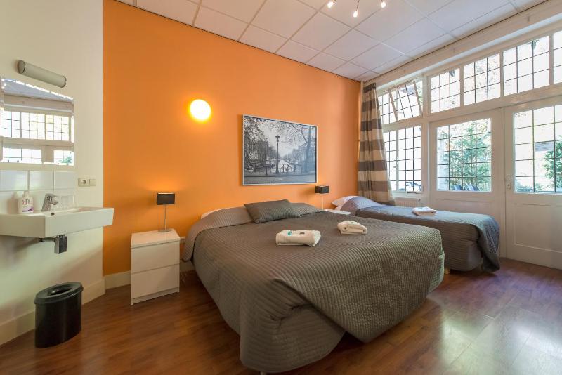 Standard Double Room with Shared Bathroom image 1