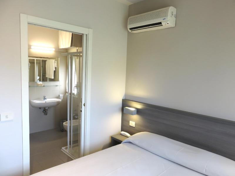 Standard Double Room image 4