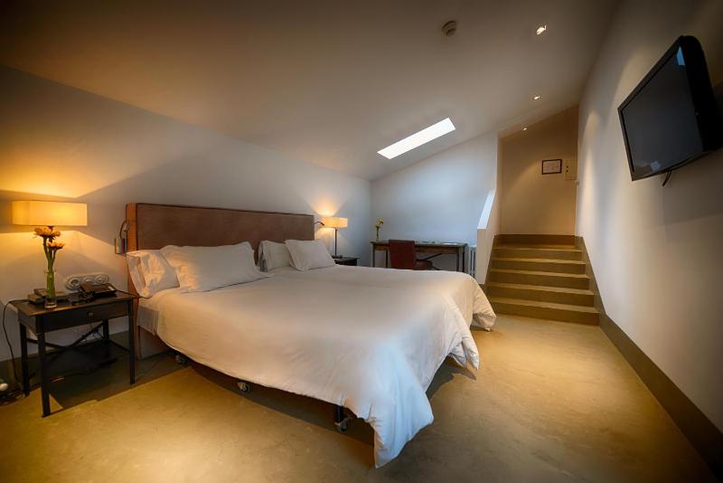 Twin Room image 4