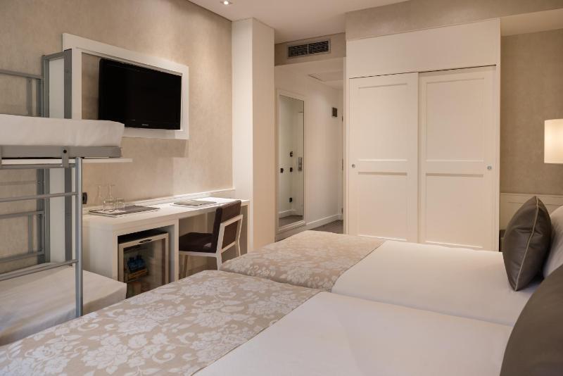 Family Room (2 Adults + 2 Children) image 3