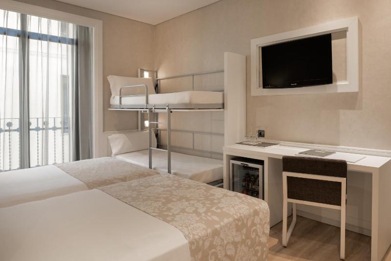 Family Room (2 Adults + 2 Children) image 2