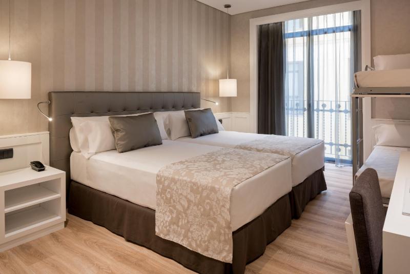 Family Room (2 Adults + 2 Children) image 4