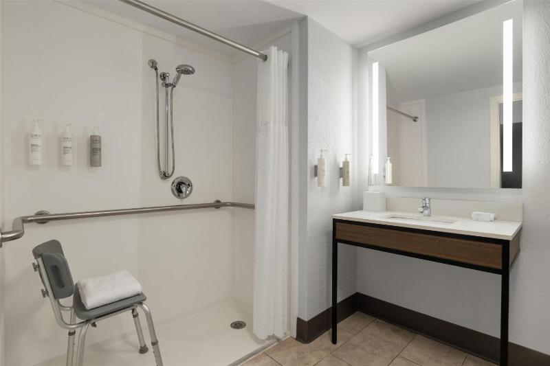 Hilton Garden Inn Cleveland Airport - image 2