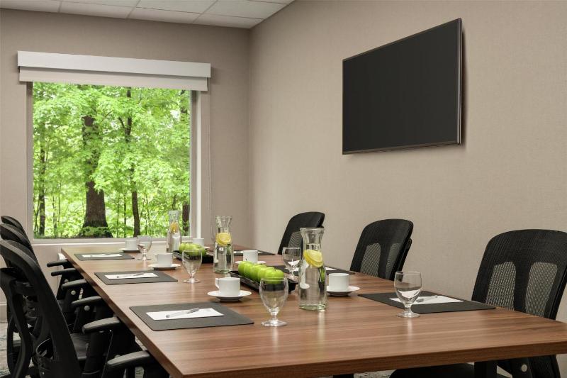 Hilton Garden Inn Cleveland Airport - image 8