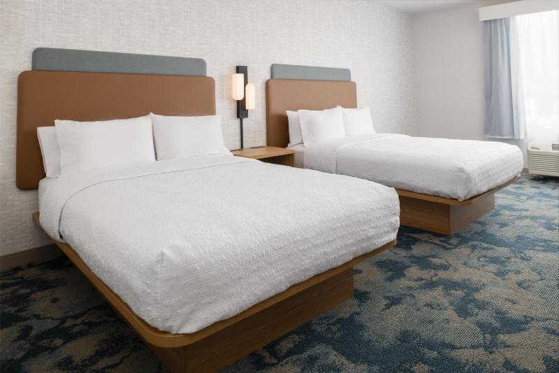 Queen Room with Two Queen Beds image 3