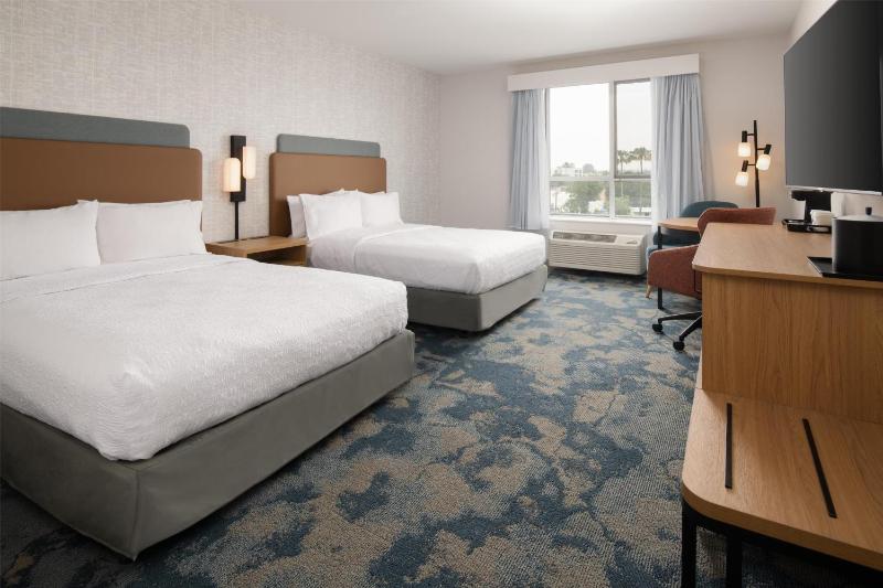 Queen Room with Two Queen Beds - Hearing Access image 3