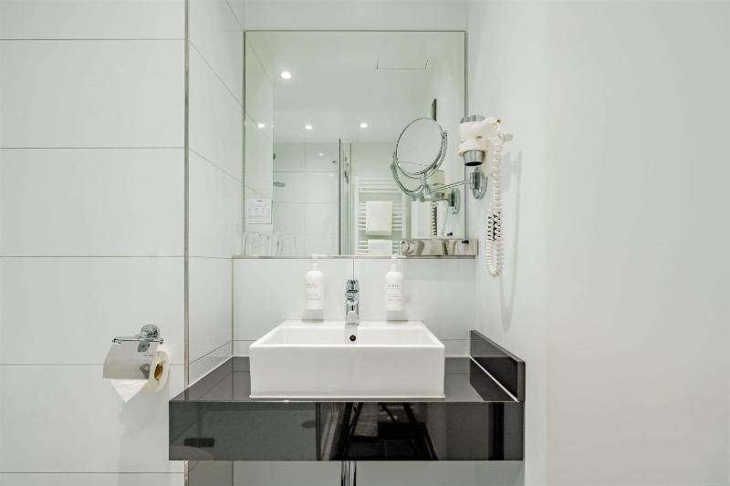 Twin Room image 3