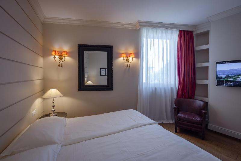 Junior Suite with Spa Access image 4