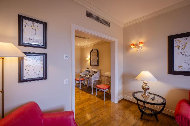 Superior Suite with Spa Access image 2