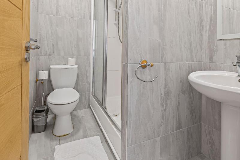 Family Room (5 Adults) image 2