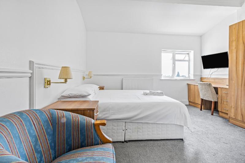 One-Bedroom Apartment image 4