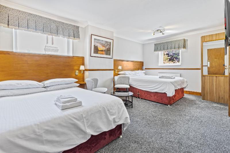 Family Room (5 Adults) image 3