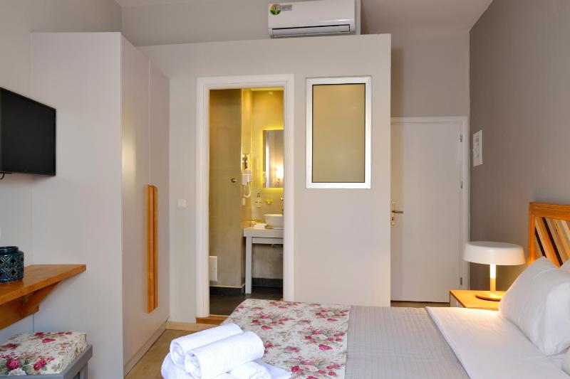 Classic Room with Balcony image 4