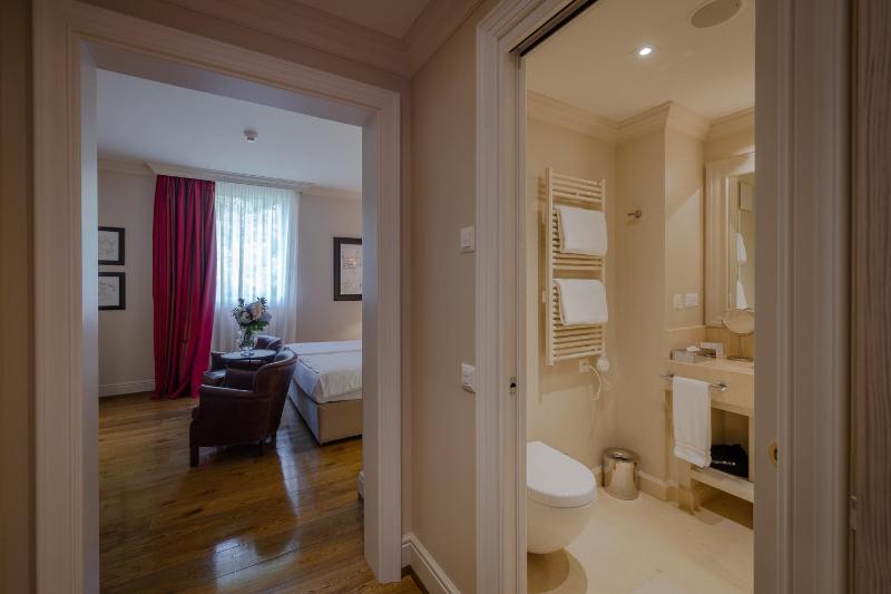 Superior Double or Twin Room with Spa Access image 4