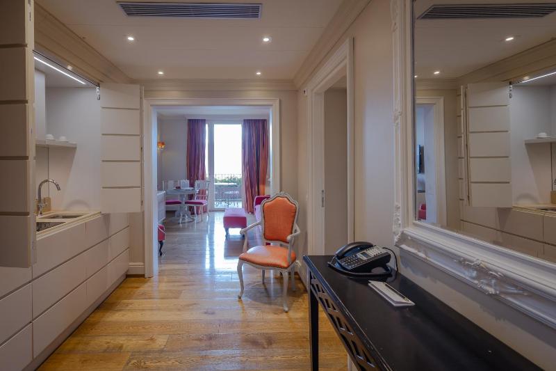 Deluxe Suite with Spa Access  image 3