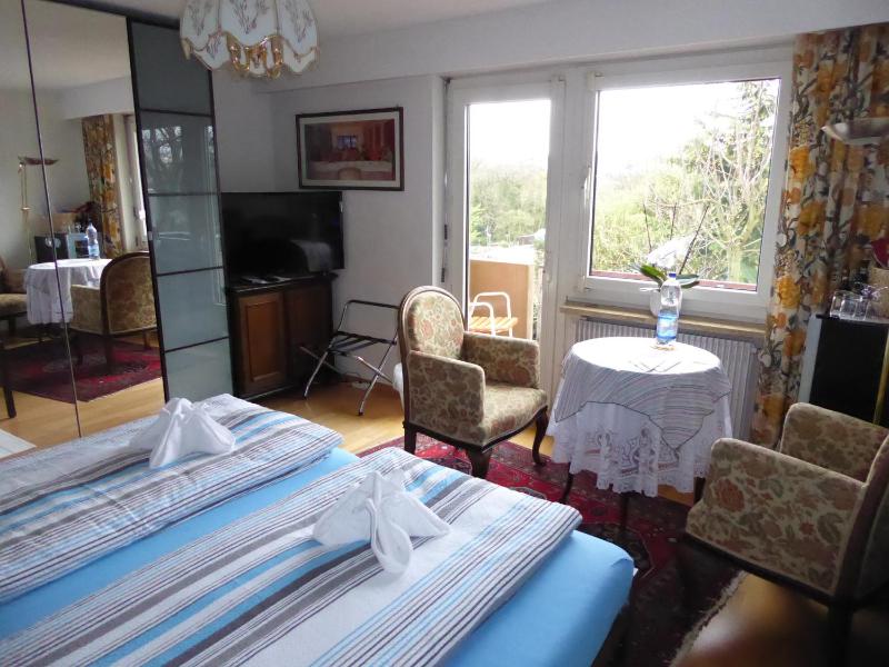 Twin Room with Shared Bathroom and Balcony image 4