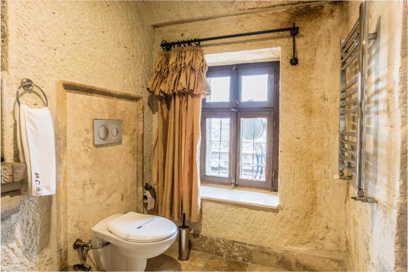 Standard Cave Room image 4