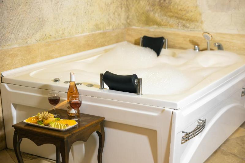 Queen Cave Suite image 3