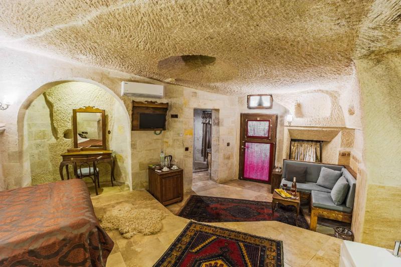 Queen Cave Suite image 1