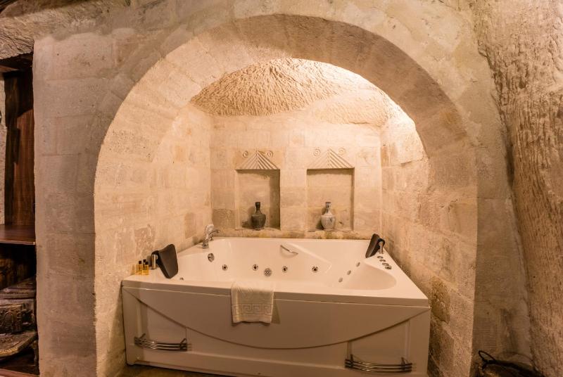 King Cave Suite (3 Adults) image 4