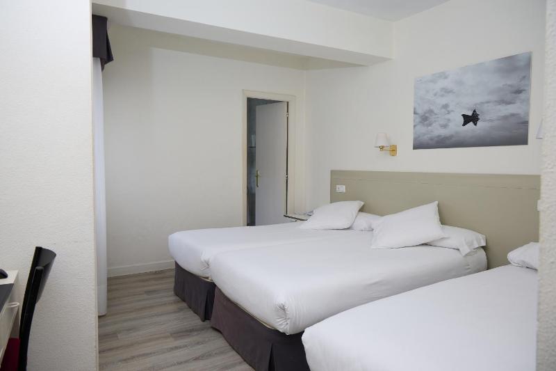 Twin Room with Extra Bed image 3