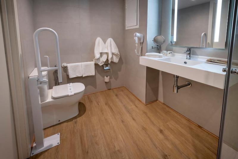 Standard Quadruple Room image 4